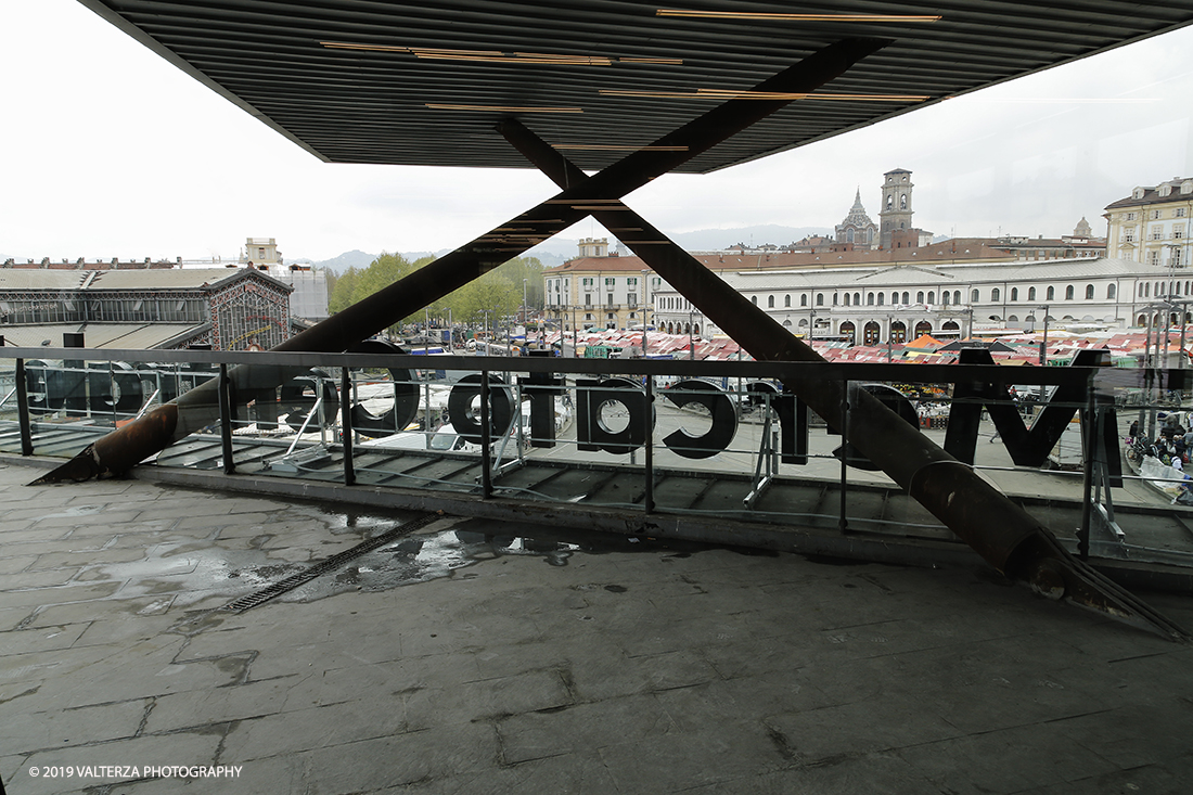 _X9B7551 copia.jpg - 13/04/2019. Torino. Apertura , nell'ex Palazzo Fuksas, del Mercato Centrale nel quartiere di Porta Palazzo, da un'idea di Umberto Montano imprenditore della ristorazione. Nella foto vista su Porta Palazzo dalla sede del Mercato Centrale,